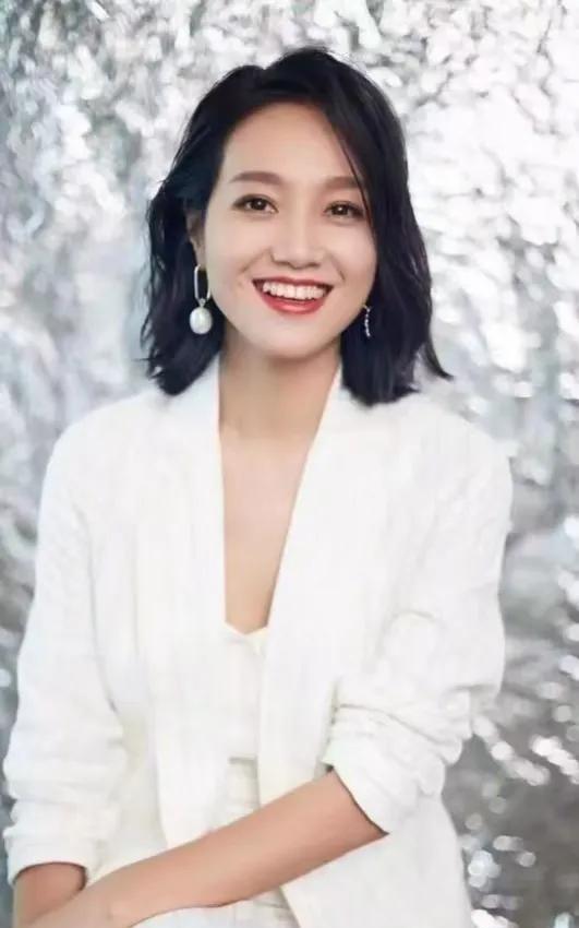 朱丹1981年生于浙江金华，毕业于浙江传媒学院。2003年开启主持生涯，凭借《我