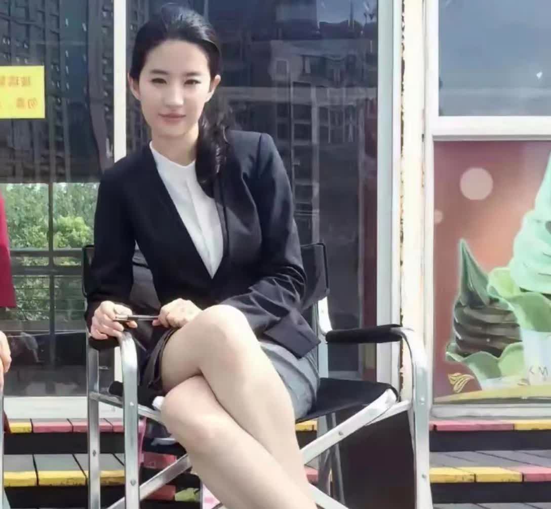 原来美丽优雅的刘亦菲并非从头美到脚！瞧，这脚丫子就有些拉分呀，你觉得是这样吗？