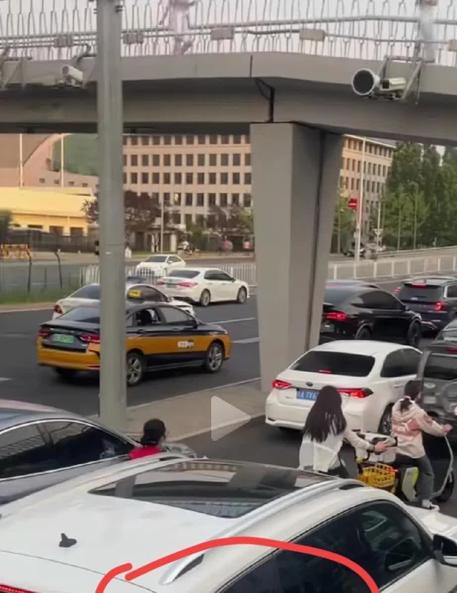 北京其实就是一个大农村。
杭州我不知道，因为没有去过。
但是北京真的很少有戴