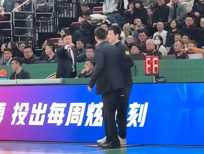 “5打8”变成“5打9”，裁判抢戏，技术台代表加戏，看了这么多年篮球，真没见过，
