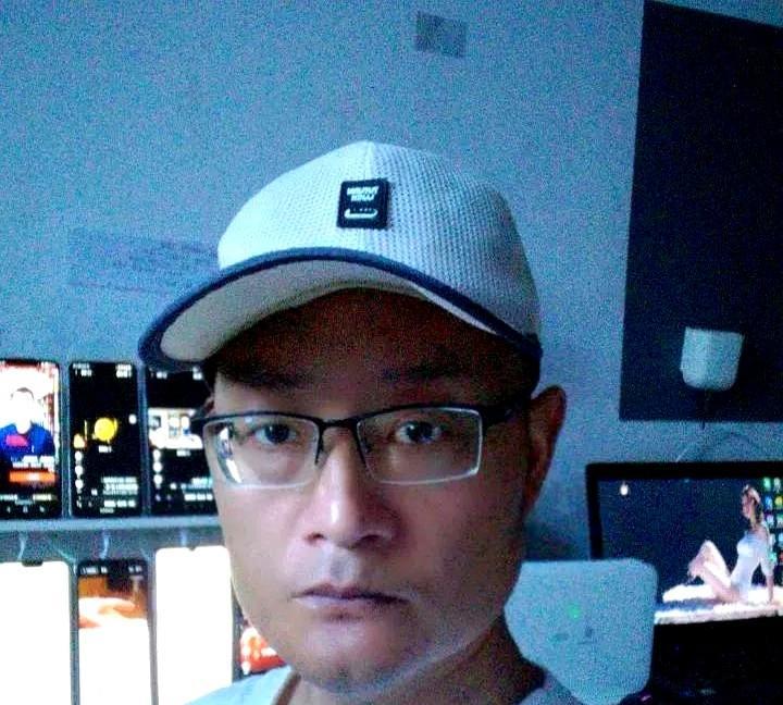 自己创业这次还算可以吧，至少到现在是赢利的。
投资了一台电脑，9台手机，一个投影
