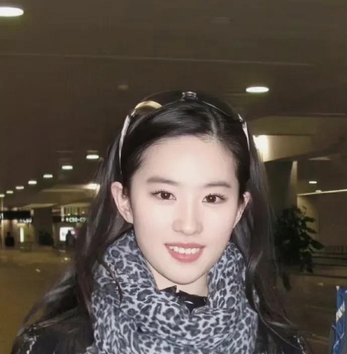 我觉得对刘亦菲来说；那种普通人体会的痛苦被一种更庞大的虚无替代了。
因为她这种出