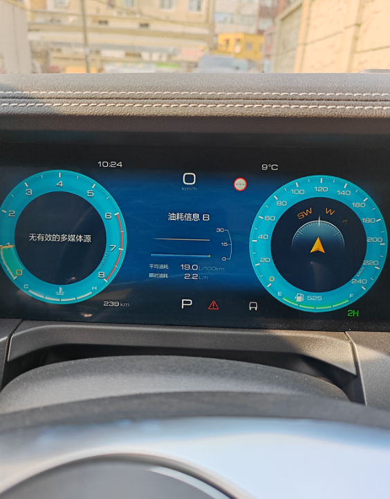 坦克300油耗是真高，在意的就别掺和了。
新车开了半个月，纯市内，早晚高峰不敢出