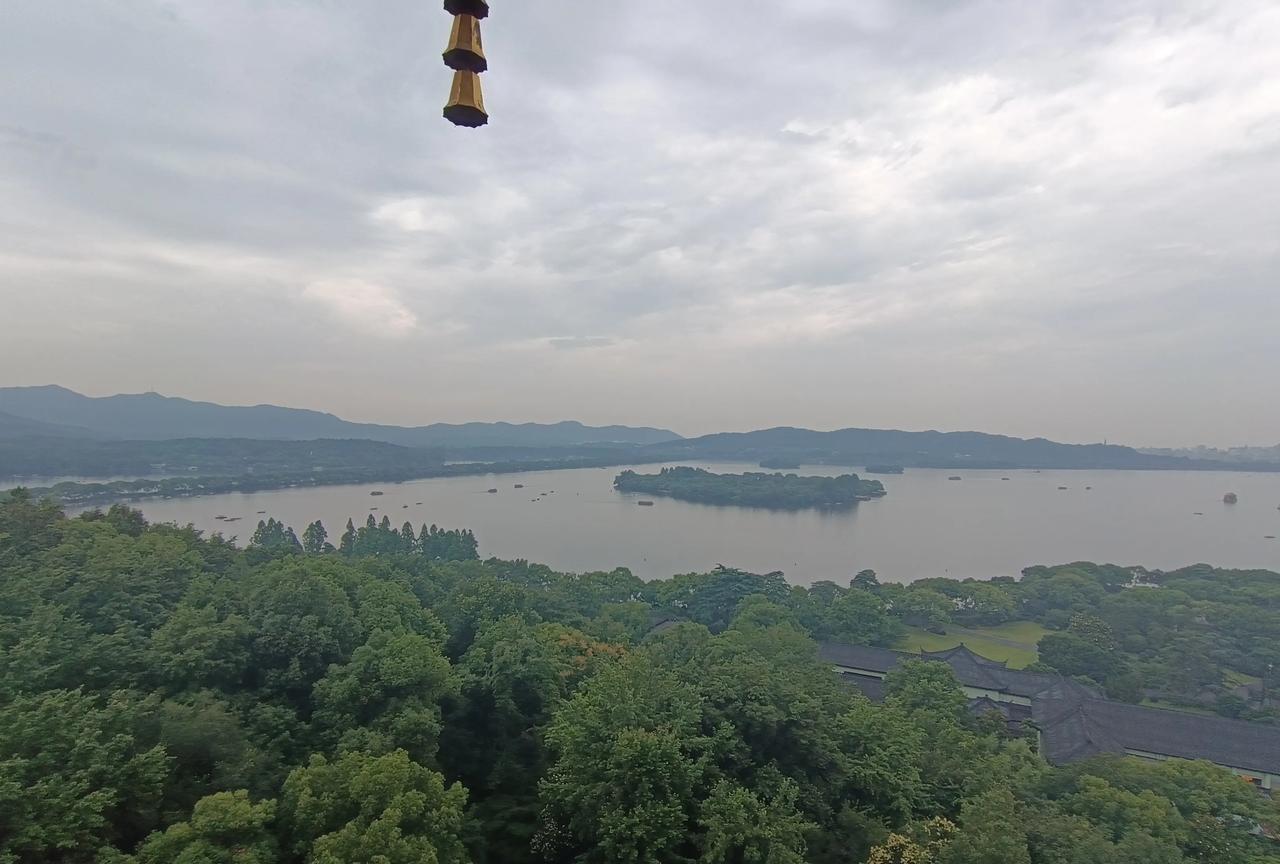 前几天去杭州旅游，西湖真的很美，用了两天的时间，在西湖游玩，白天玩了，晚上玩，真