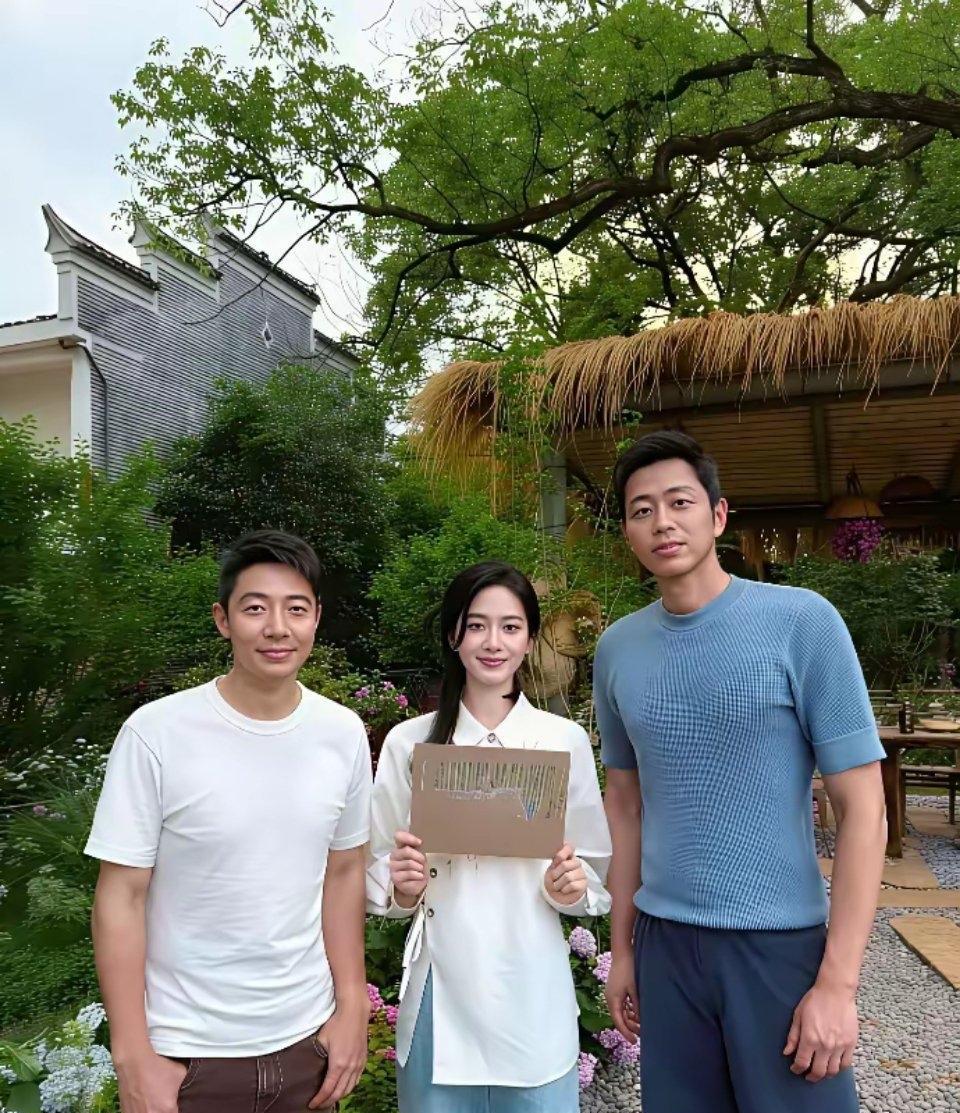 左边是撒贝宁，中间是刘诗诗，右边那位是谁？他的身高很高呀，太耀眼了，估计1米9