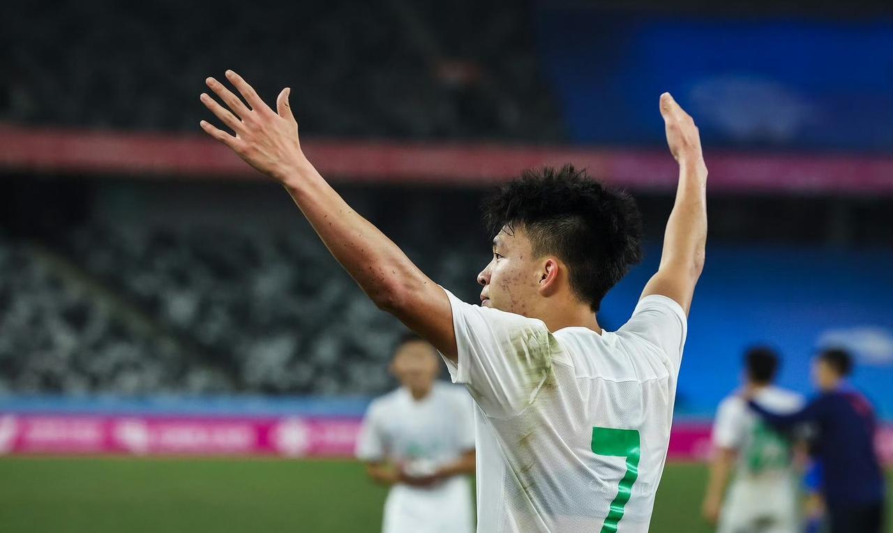 媒体人潘伟力认为，王钰栋缺席熊猫杯实是对他最好的保护，他确实需要好好休息一下了。