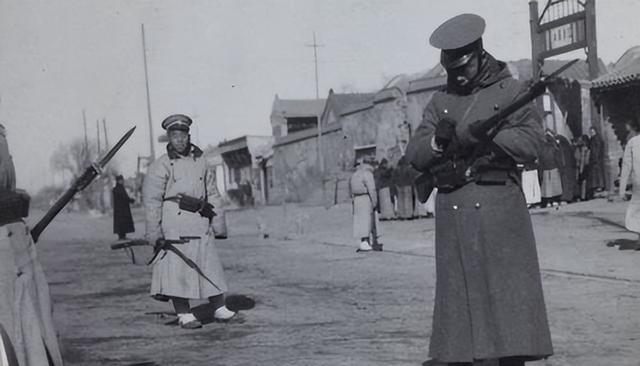 1934年，吉鸿昌就义后，妻子花了8万大洋赎回遗体，哪知回去不久，她就疯了，睡桥
