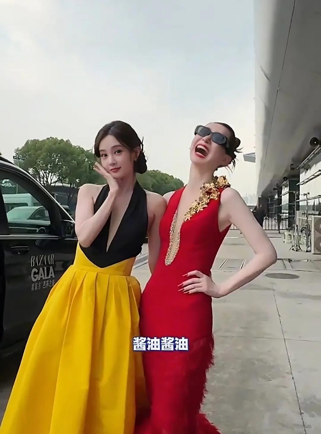 李一桐戚薇合照，两人的风格真是天差地别啊！李一桐身穿黑黄相间的挂脖长裙，手拖着下