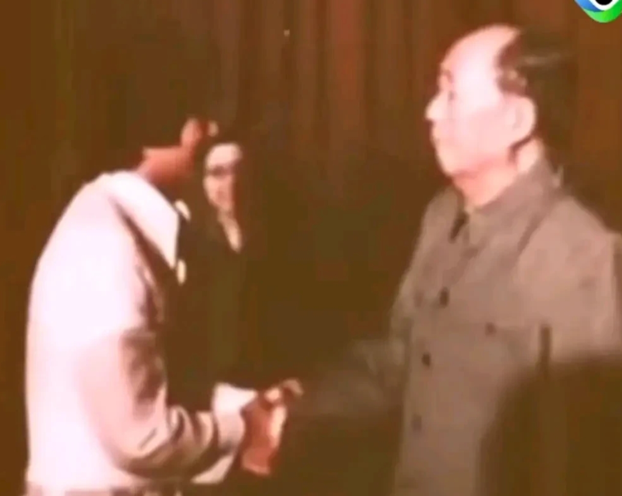 现在的菲律宾总统小马科斯，是目前所剩无几的、还在世的、被毛主席接见过的、当今活跃