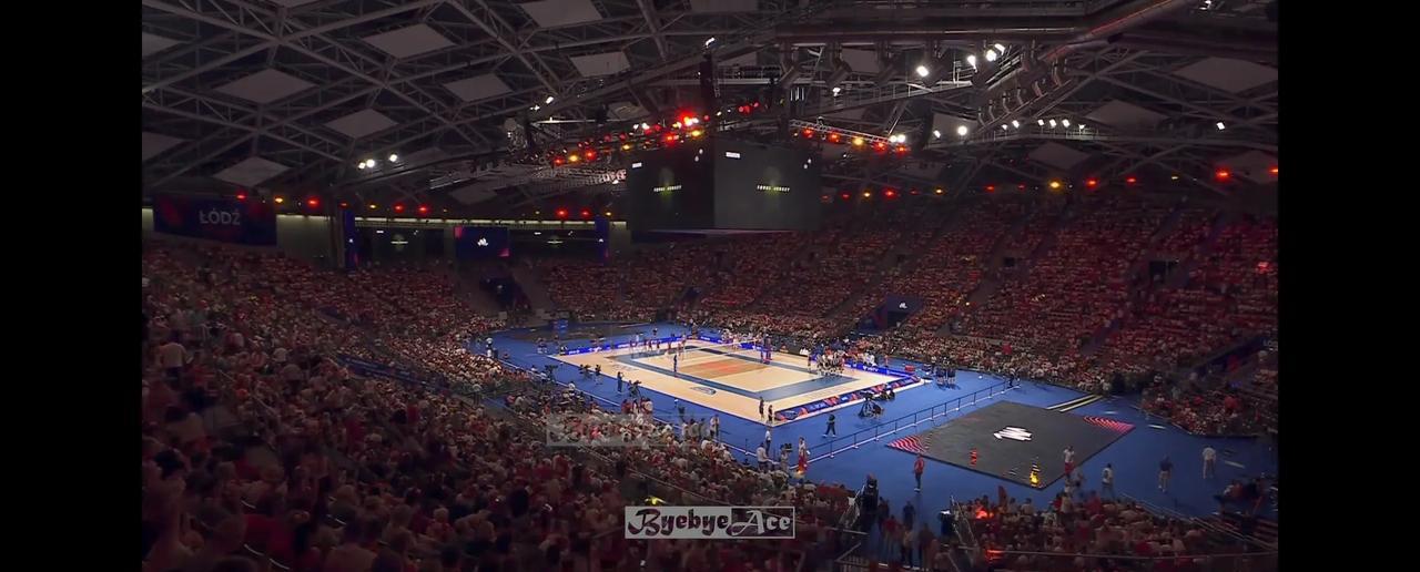 世联赛，淘汰赛，中国对波兰。勇猛的中国女排小将们，青春激扬，势不可挡!
第一局，