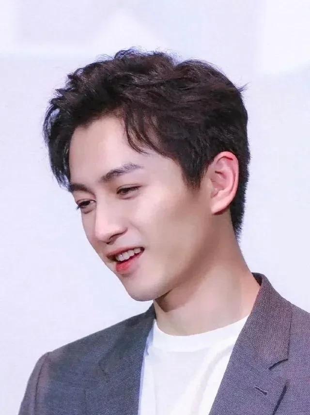 这么多年我们都误会陈晓了
总觉得陈晓对陈妍希无情，就判定他不是好男人！如果不是韩