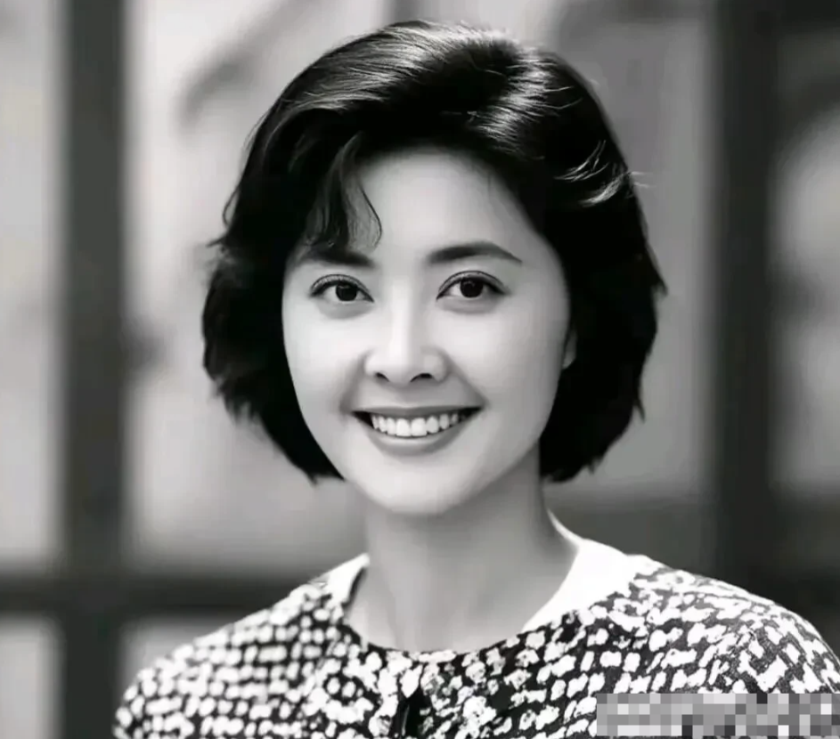她是当之无愧的世界第一美女，比范冰冰好看多了。她长着一副标准的国泰民安脸，五官大