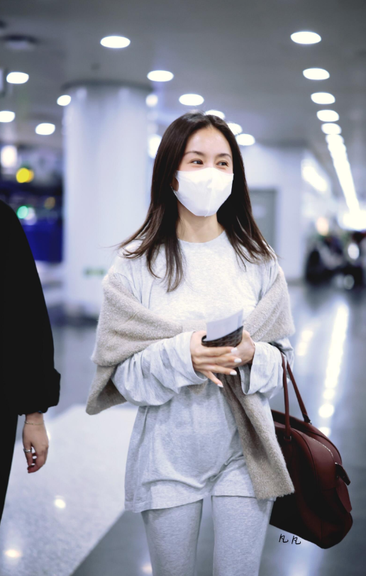 王子文机场街拍，这一套好轻松休闲！
王子文蛮低调，这次的街拍以轻松舒适为主，灰色