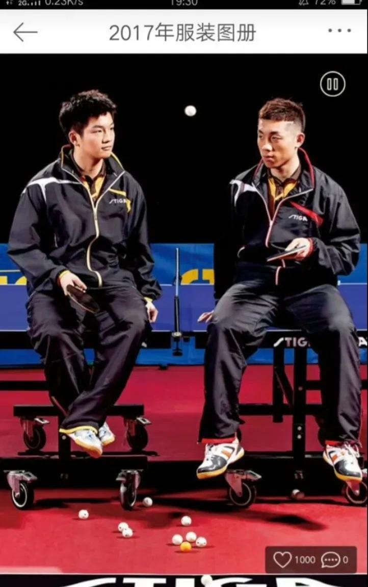 一样的衣服，不一样的感觉。
#樊振东# 
许昕这边是成熟的大人，那边的樊振东，则