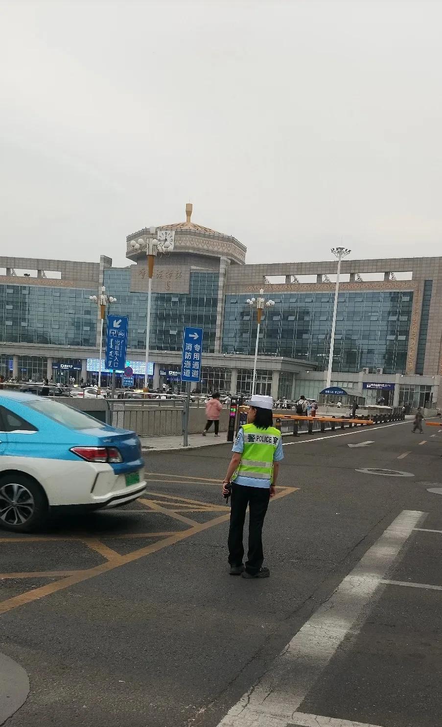 呼和浩特站前，指挥交通的女交警