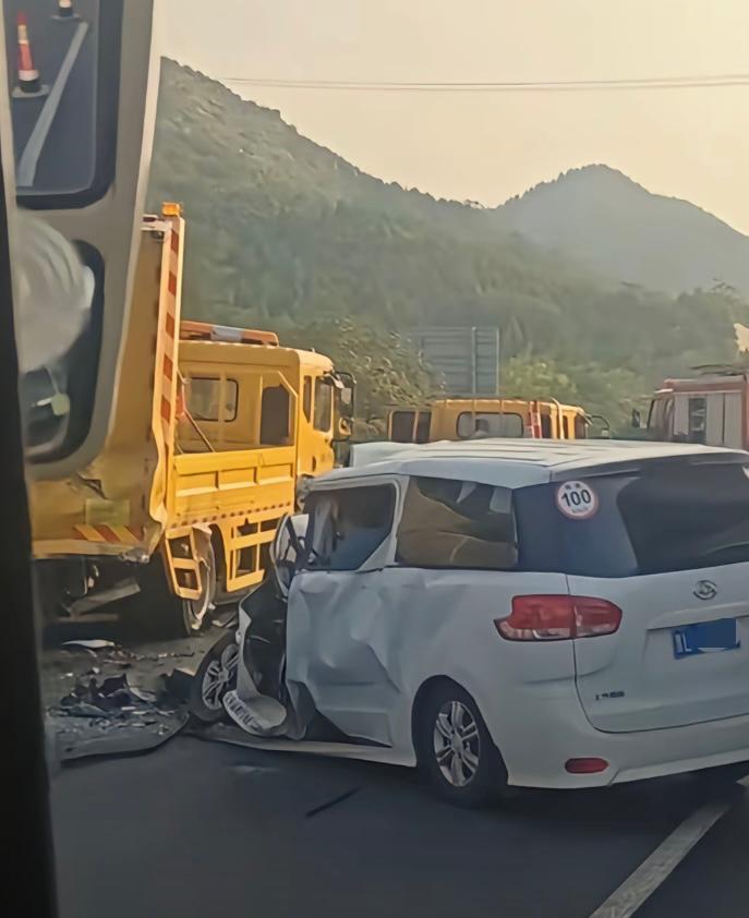 8月19日京昆高速发生严重车祸！
一辆晋L牌照的线路客运车，从临汾开往太原方向时