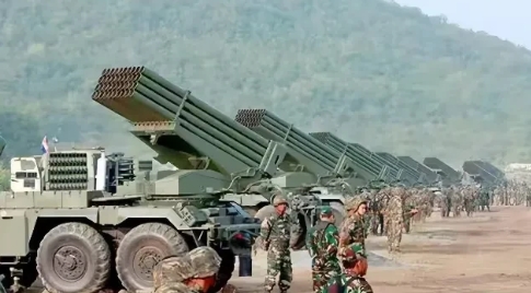 不怕F-16攻击，柬埔寨红旗12防空导弹列阵：泰军发射韩国远程炸弹