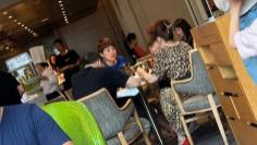 49岁马伊琍素颜吃饭被拍：这状态，比化妆还抗打