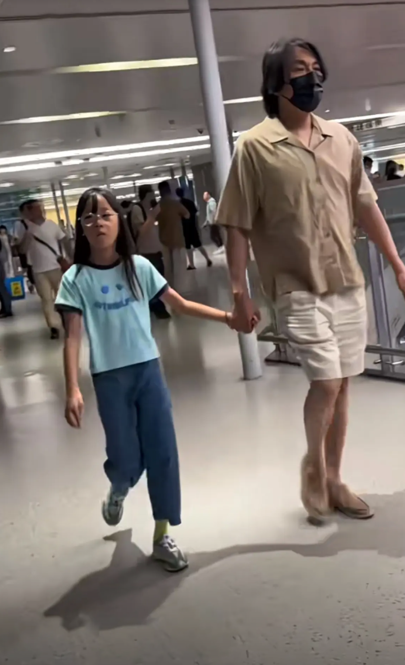 秦昊这状态也太洒脱了吧。
一身休闲牵着女儿的手，悠哉悠哉的走着，想不到的是，老婆