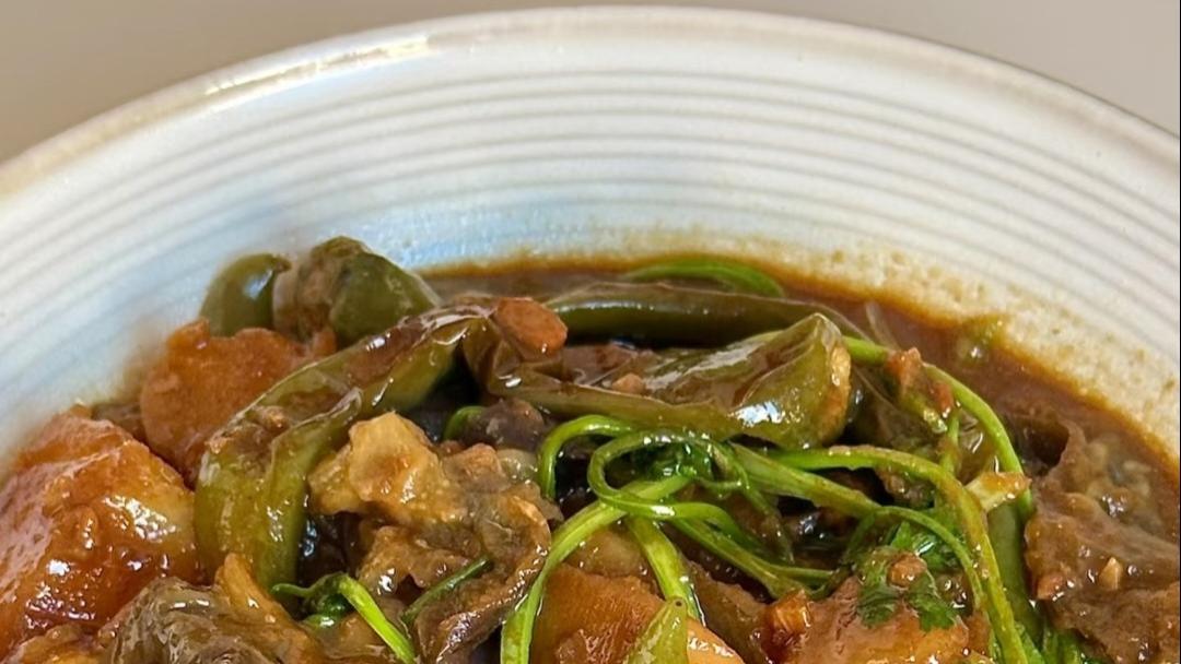 辣椒土豆烧茄子：下饭界的神仙组合，厨房新手也能横着走！