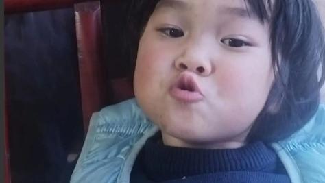 最近刷到个视频，三亚旅游的母子俩因为 17 个装满旧物的包裹误了飞机