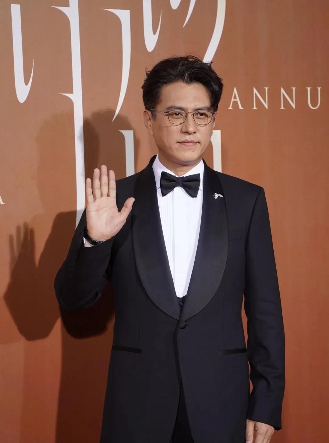 又是官又是演员的靳东
最近被人议论纷纷
不是因为他塌房了，而是
48岁的靳东最近
