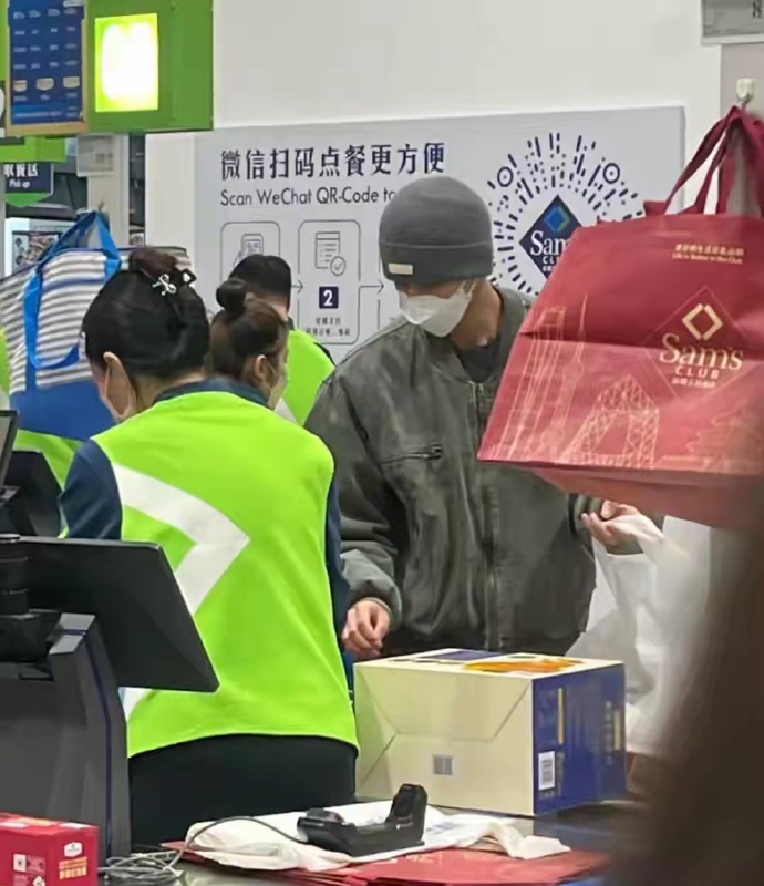 宋威龙逛山姆被偶遇，包裹严实仍被认出，买的吐司也被扒了同款 ​​​