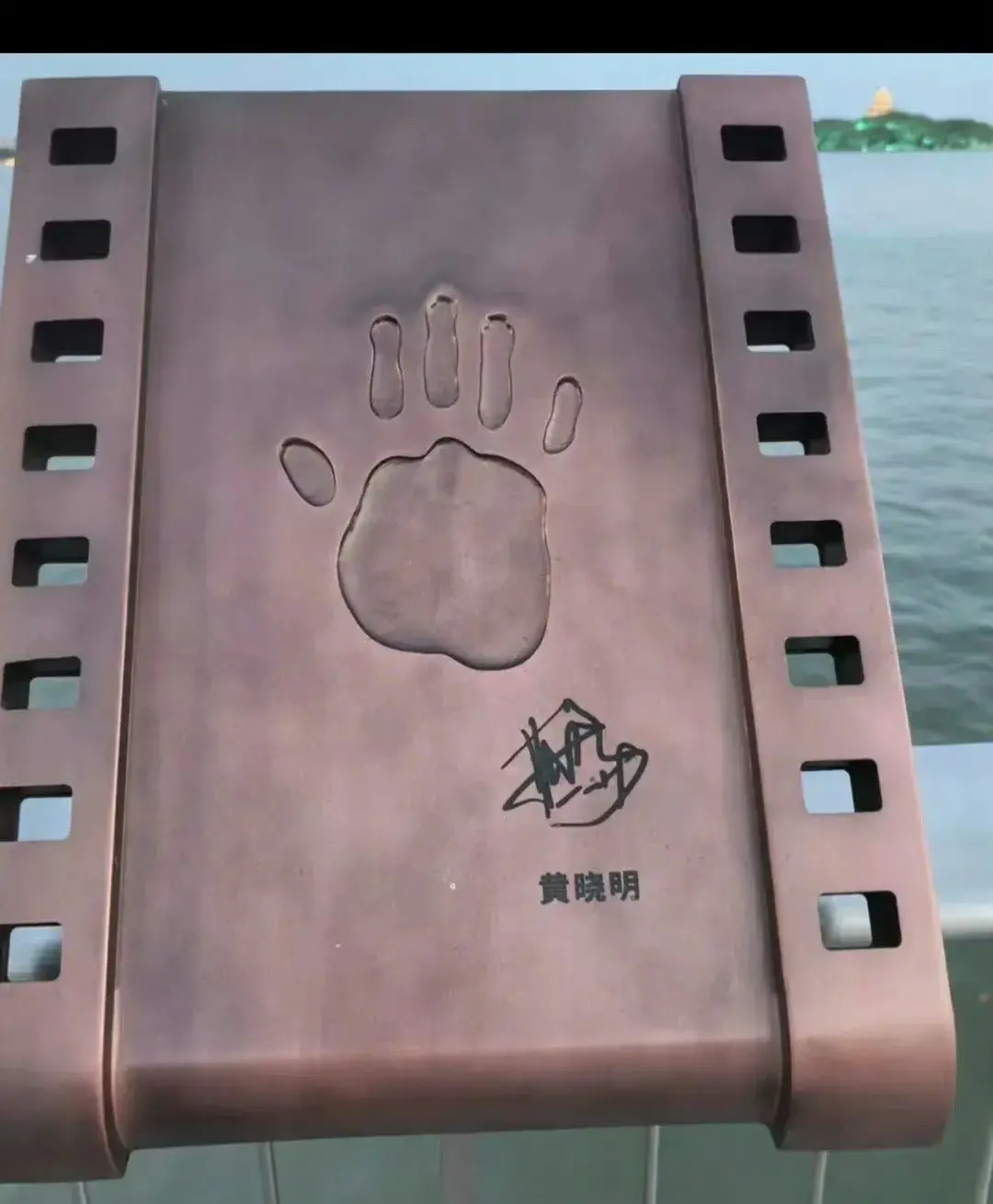 对不起，看到黄晓明的掌印真的没办法不笑