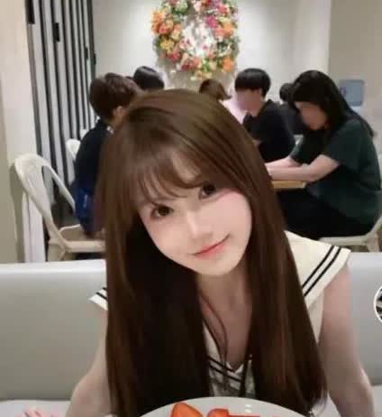 王思聪在日本，身边的女孩已经不是懒懒，但是和懒懒也是同一种风格。

这些女孩