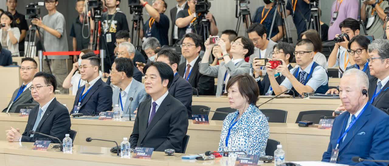 中国台湾省，此人近况照片：与日本人见面。出席政治大学安倍晋三研究中心成立大会。
