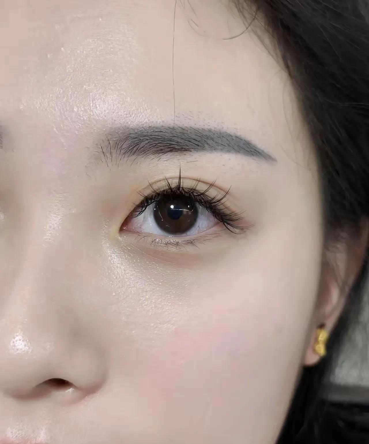 这双眼睛好看吗？我一直琢磨不透，这到底算啥眼型啊？老话说眼睛是心灵的窗户，从这双