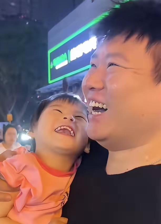 子衿从搞笑博主转型为“温情记录者”，用镜头聚焦困顿中的平凡人。他记录并援助弱势群