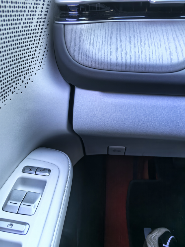 做工细节有待提高这个太膈应人了
偶然发现我的小鹏G6的主副驾驶的缝还不一样
虽然