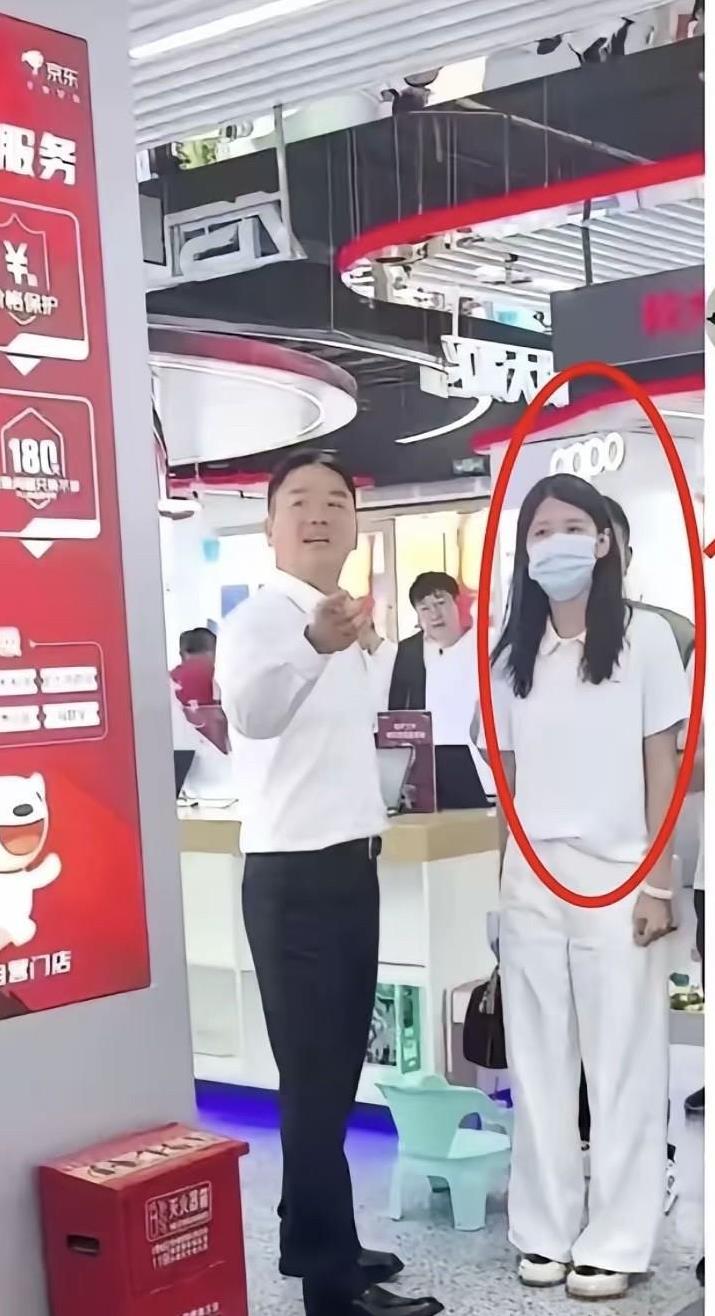 刘强东身边这位美女真实身份曝光！比奶茶妹还要牛！
终于知道为什么刘强东要带着这位