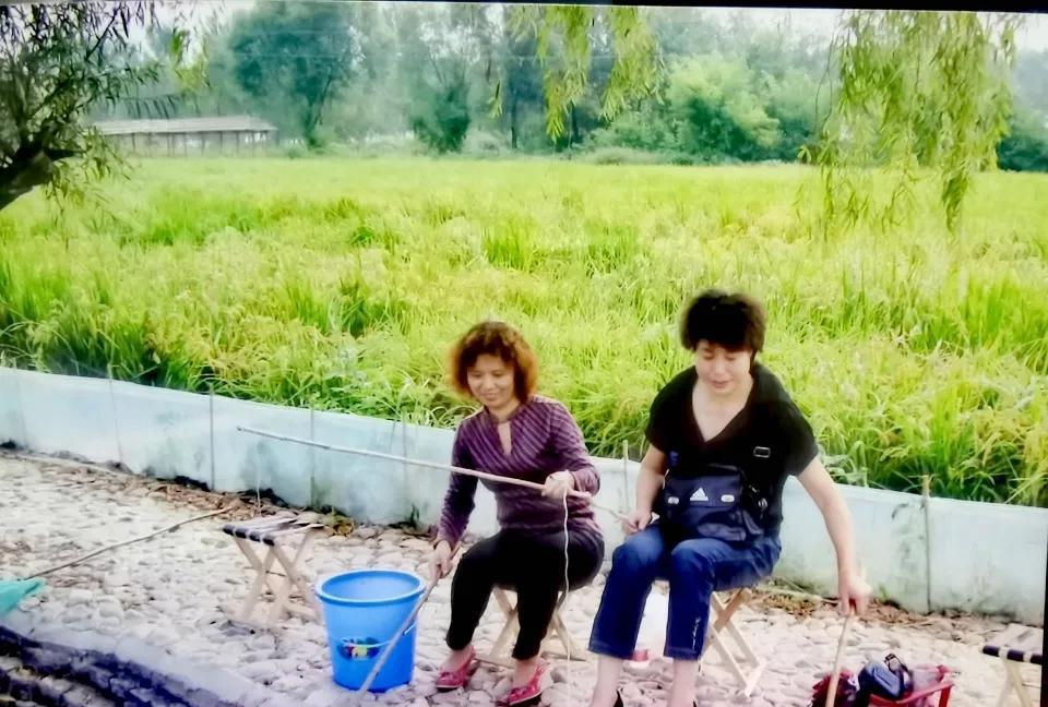 #分享一个你觉得很幸福的瞬间#
上班那年，我二十一岁，她三十一岁。我们一见如故，