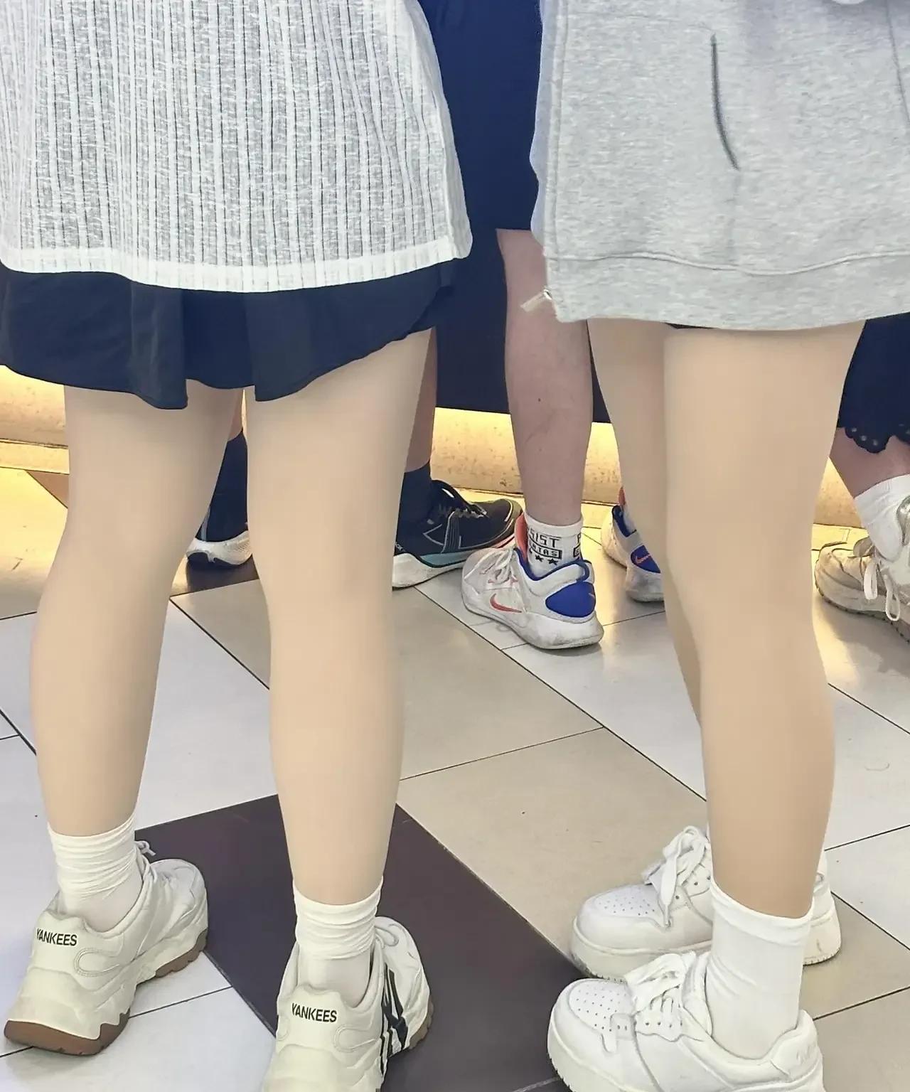 现在的人们到底怎么了，人人脚上一双运动鞋，即便大夏天也是如此。是因为大家变得不嫌