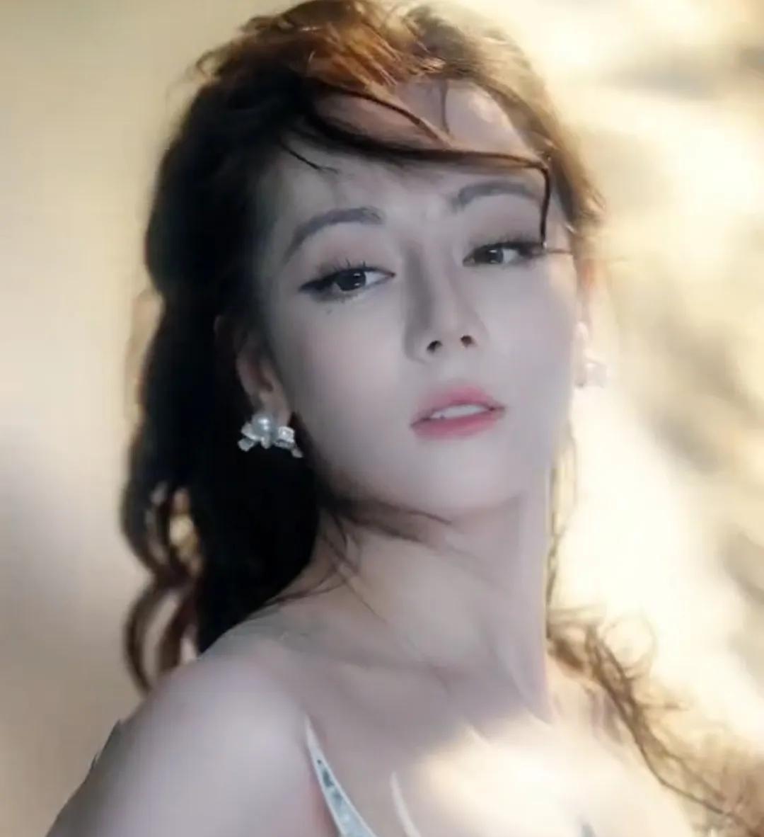 ^迪丽热巴像是经济蓬e勃时期才能诞生的美人，不要浪费每一次的妆造，多拍视频，多产