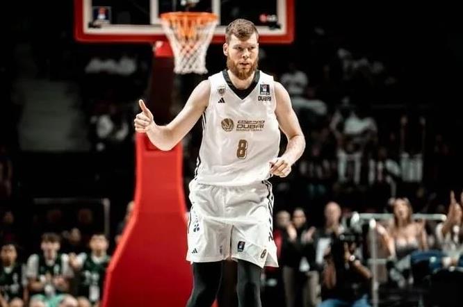 贝尔坦斯去年夏天与该俱乐部签下1年合同，24-25赛季他为球队出战32场，场均贡