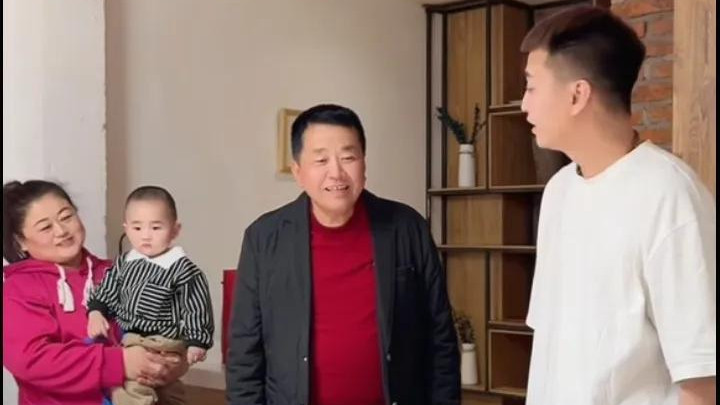 60岁王长贵为岳父庆生，首次合影宛如兄弟，亲自奉上蛋糕与红包