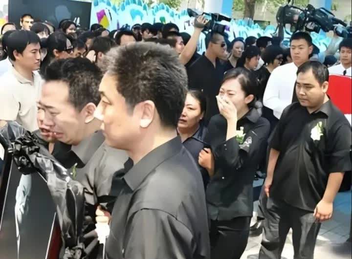 2007年，侯耀文的出殡仪式上，两个侄儿侯军、侯震抱着叔叔的遗像悲痛大哭时的一幕
