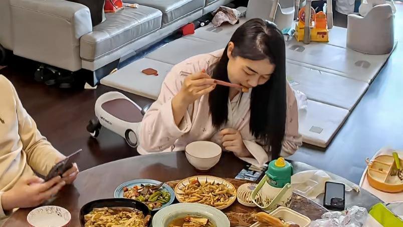 宝妈带娃请假扣年终奖，老公婆婆默契补上，让网友集体破防