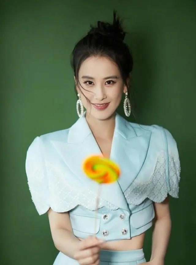 黄圣依妈妈邓传里，出身上海知识分子家庭，才华横溢。她对黄圣依的爱，藏在幼时学舞、