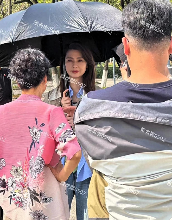 宁波理工大学偶遇洪欣拍戏，她本人个子很高，穿平底鞋身高也超过1米7，圆脸大眼睛皮
