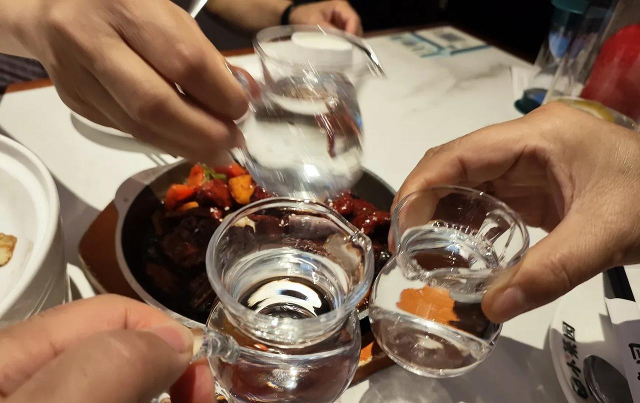 和几个酒友喝酒聊聊中国足球
昨晚战斗力可以，三个人两瓶白的，朋友事后说好久没有这
