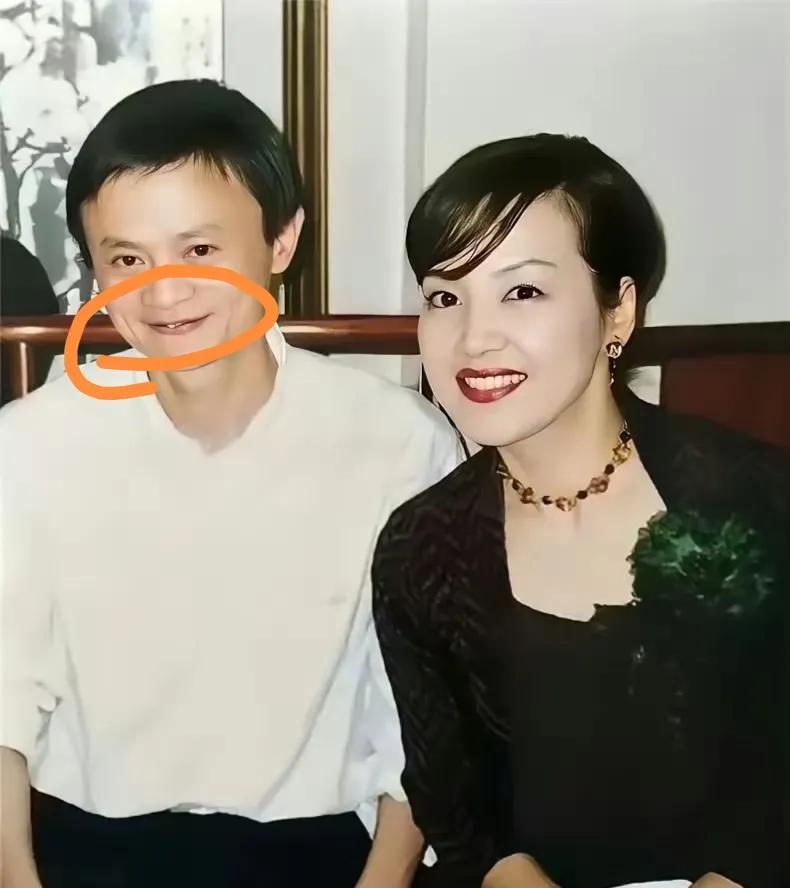 这是马云和日本演员荒木由美子的合影。
照片中的马云表情很不自然，面露羞涩，只是拘