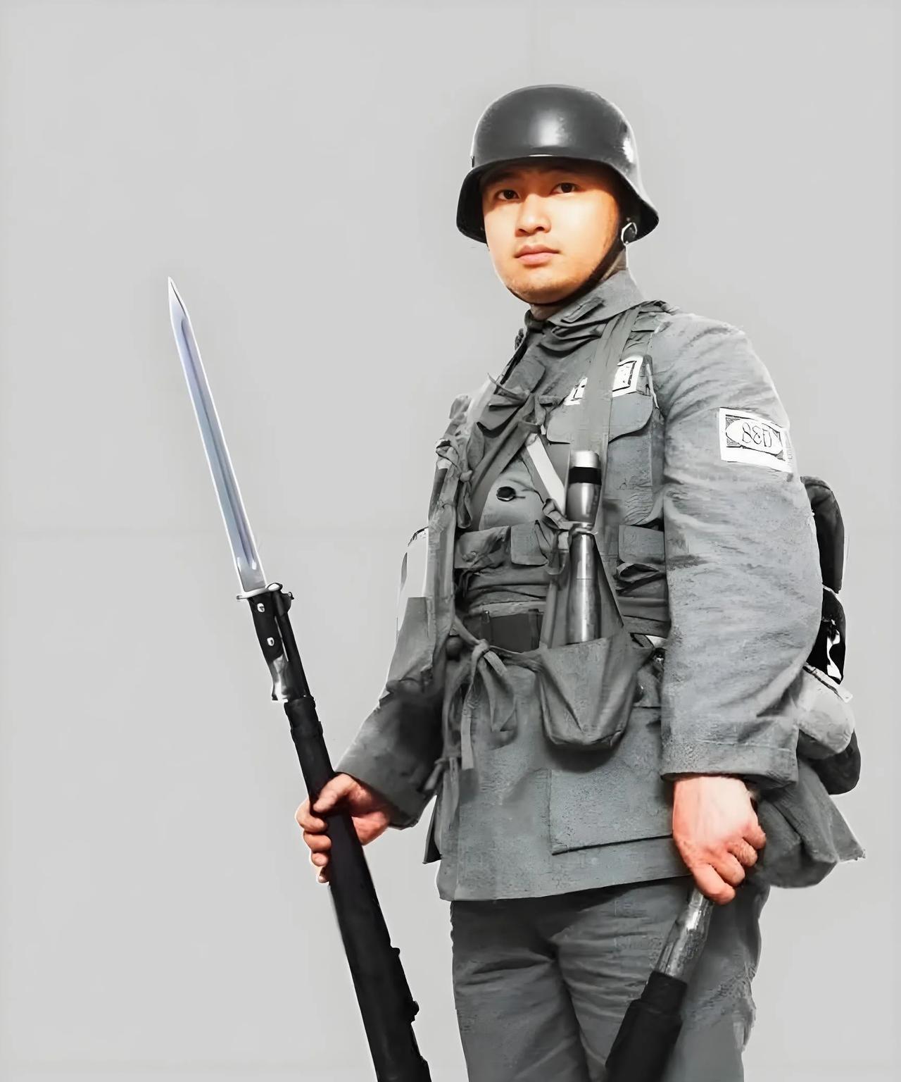 他是德械师士兵吗？1938年11月，照片上的这名中国抗日军人身材高大威武，五官端