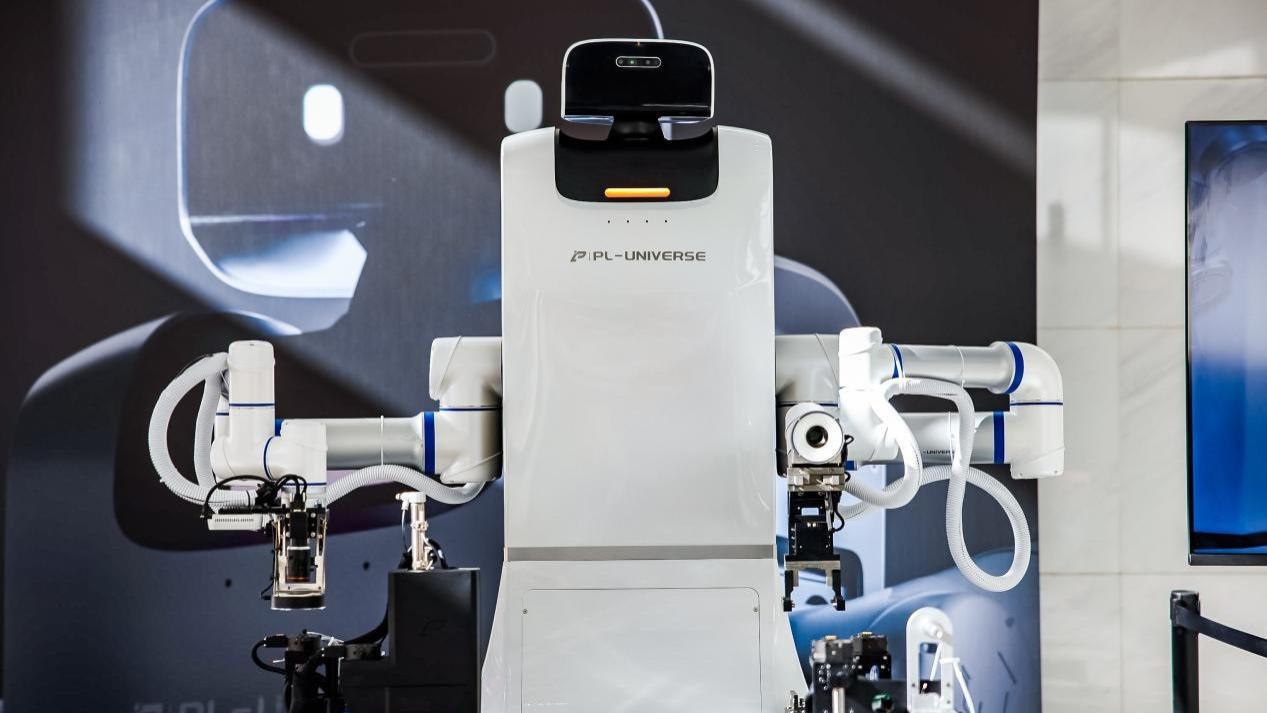 普罗宇宙发布大白机器人2.0 及灵巧手，携手京东加速全球化落地