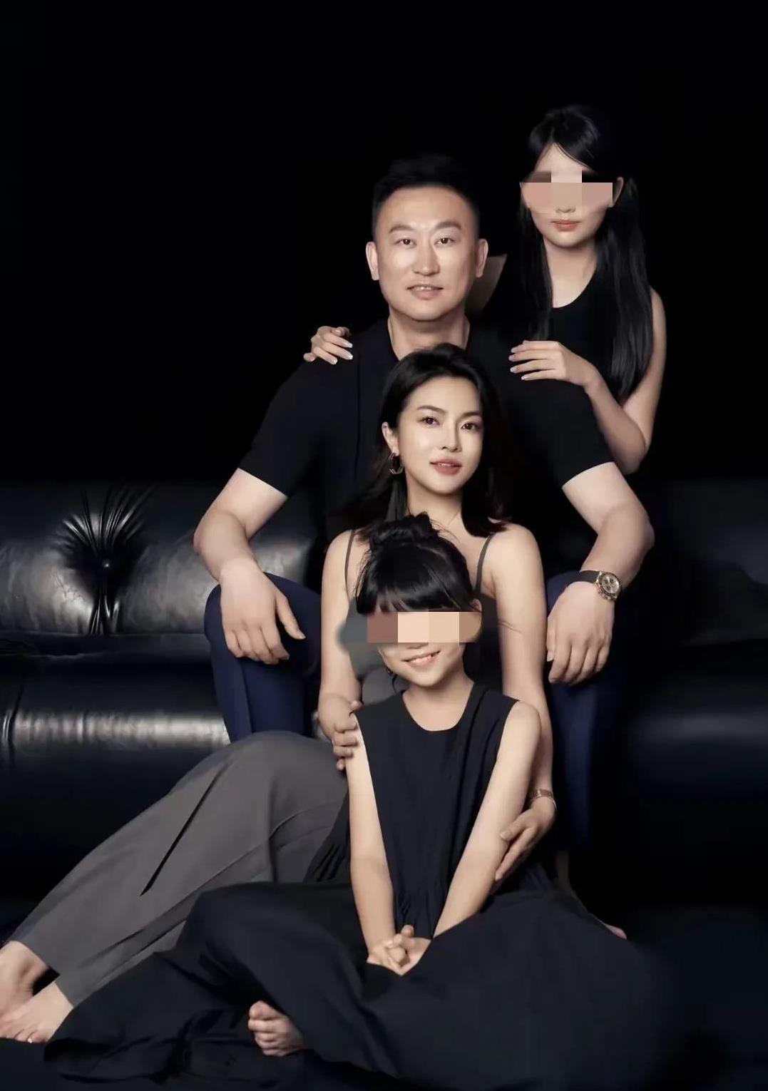又一个妻子举报老公出轨
本不是什么新鲜事
就有人不说这男的渣
反而说当妈的不脑子