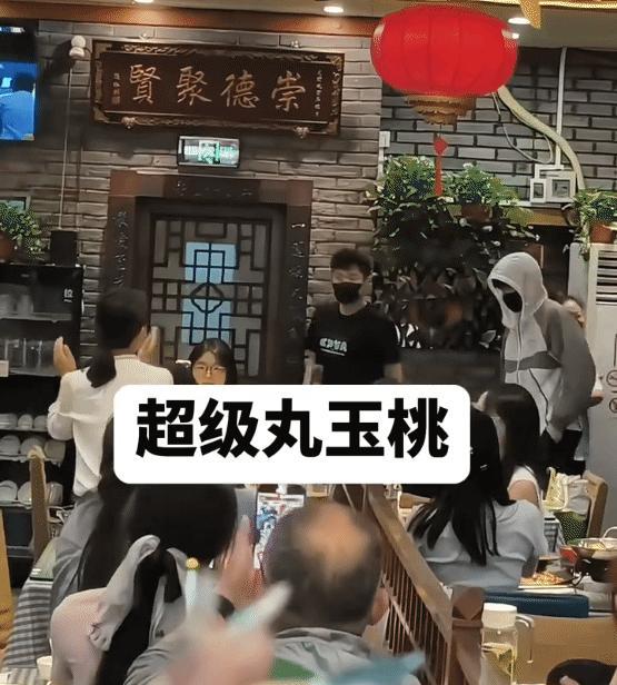 王楚钦穿着防晒衣现身玉娇餐厅吃饭，前面的老板娘高兴坏了，那笑意根本藏不住。
头头