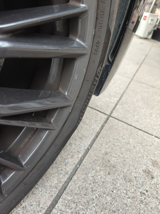 一年多两条胎鼓包
右前轮鼓包开裂换了胎。今天又发现右前轮鼓包 韩泰也太垃圾了吧